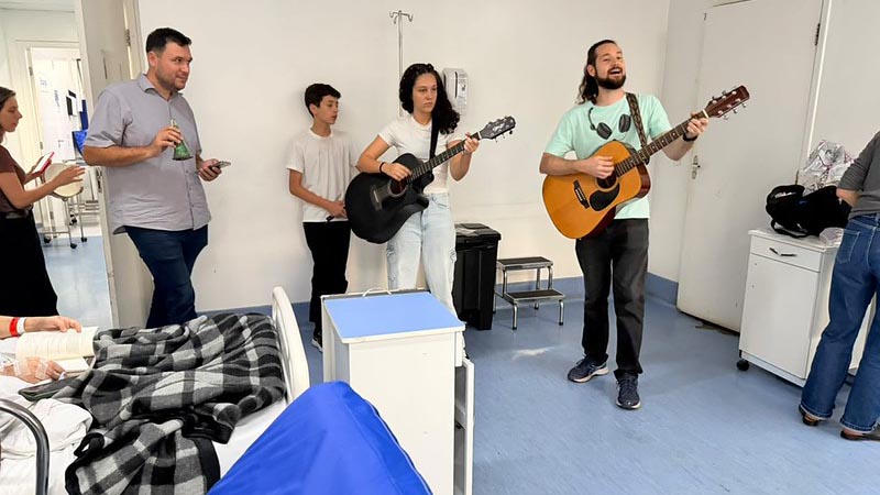 Hospital Municipal de Americana leva música e homenagem pelo Dia dos Pais a pacientes