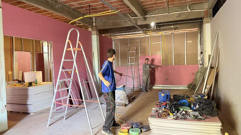 Obras do novo Banco de Sangue avançam com revestimento das paredes e instalações elétricas