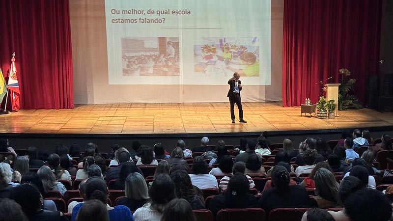 Foto  - 34ª Semana da Educação é encerrada com palestra de Mozart Neves e apresentação da Banda Municipal