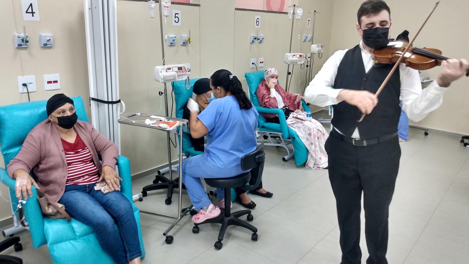 Unacon homenageia mães em tratamento ao som de violino