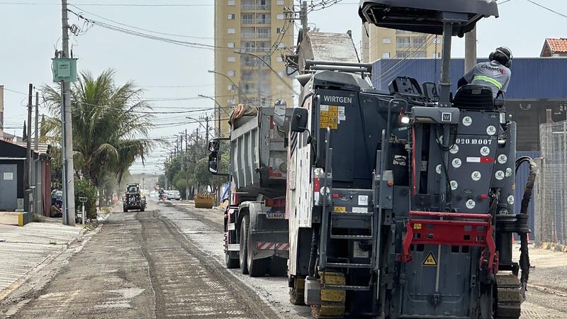 Foto  -  Prefeito Chico Sardelli vistoria início das obras do Asfalto Novo na Av. Centurione Boer