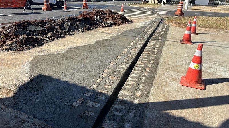 Prefeitura conclui reconstrução de sarjetão no Jardim Brasília