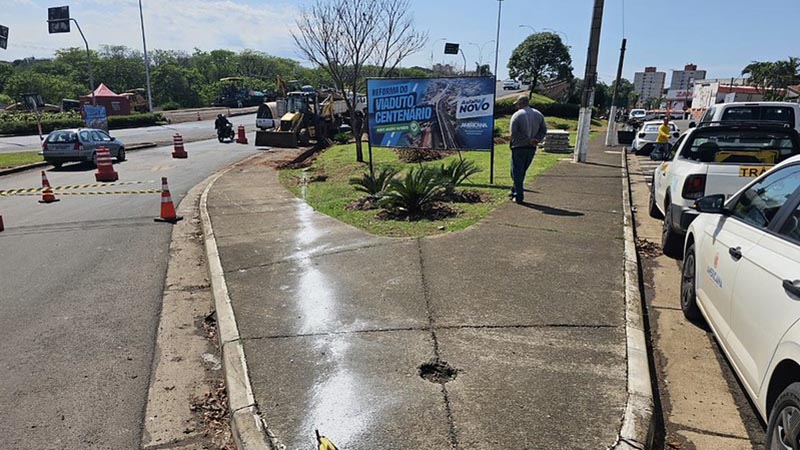 Foto  - Reforma do Viaduto Centenário avança com alargamento de faixa