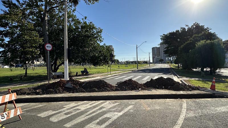 Prefeitura executa construção de sarjetão na Rua Limeira