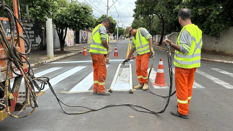 Prefeitura revitaliza sinalização viária da Avenida Antônio Conselheiro, no Zanaga