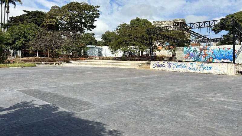 Prefeitura conclui concretagem e instala estrutura metálica na praça da Orla da Praia Azul