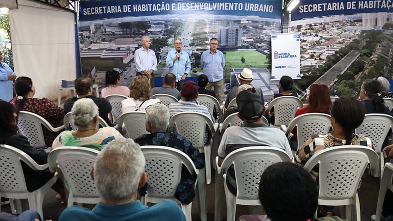 Prefeito Chico entrega escrituras de imóveis de interesse social para 71 famílias