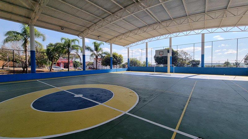 Prefeitura finaliza revitalização de quadra e instala alambrados em campo society na Praia Azul