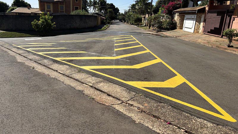 Prefeitura revitaliza sinalização viária no Vale das Paineiras