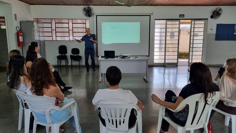 Educação apresenta questionários sobre primeira infância às escolas de Americana
