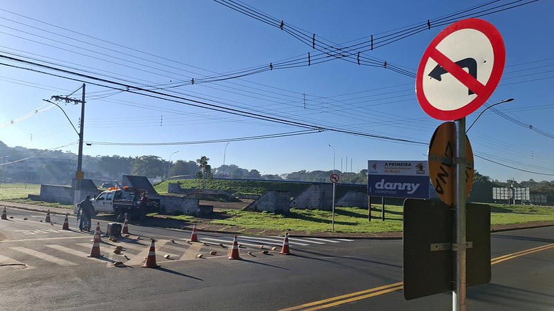 Prefeitura conclui fechamento da baia de conversão da Avenida Bandeirantes para Rua Bahia