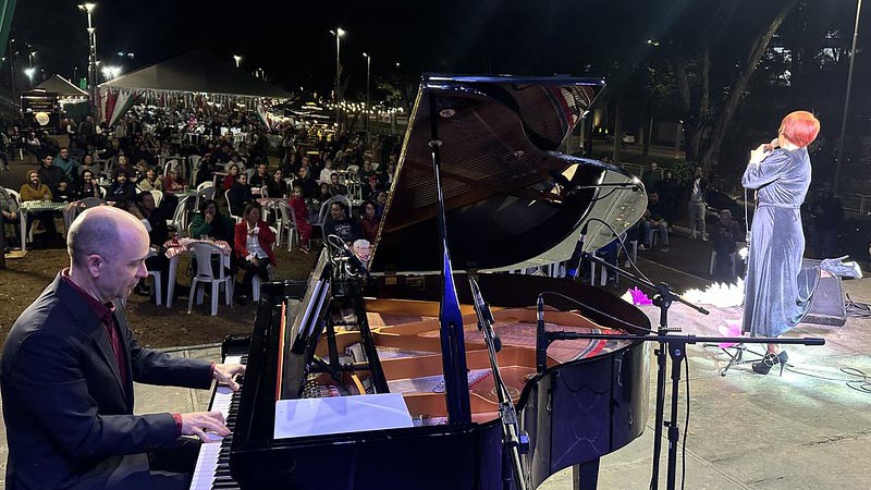 Mafalda Minnozzi encanta o público no encerramento do Festival 