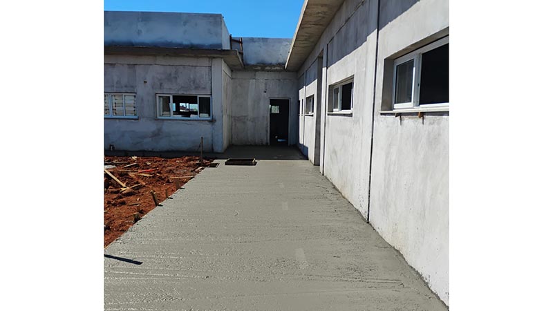 Construção da nova UBS Jacyra avança com concretagem de calçadas e instalação de janelas