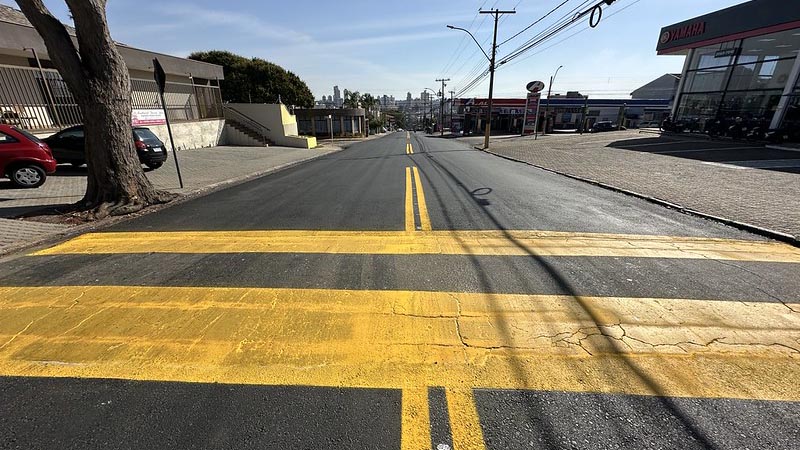 Foto  - Ruas e avenidas recuperadas pela Prefeitura ganham nova sinalização de solo