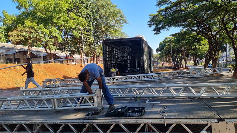 Prefeitura inicia montagem da estrutura para o Festival 