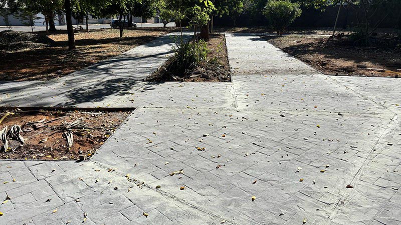 Prefeitura finaliza concretagem do passeio público de praça na Vila Biasi