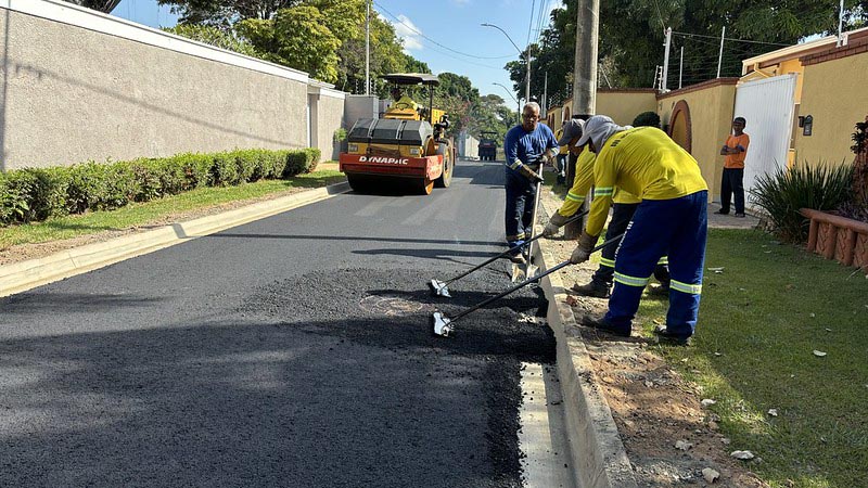 Prefeitura inicia aplicação do asfalto e avança com pavimentação na região da Praia dos Namorados
