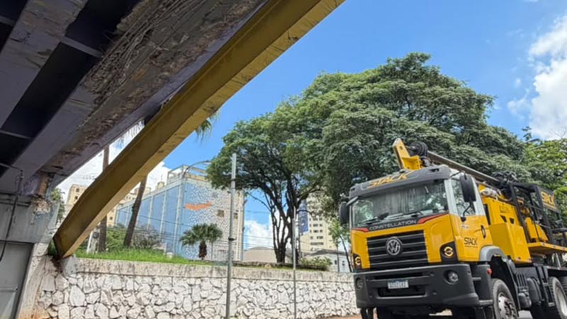 GAMA interdita acessos ao Viaduto Amadeu Elias após caminhão colidir contra estrutura
