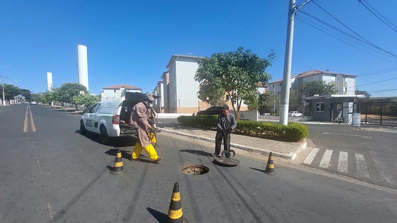 DAE realiza desinsetização da rede de esgoto na Praia Azul