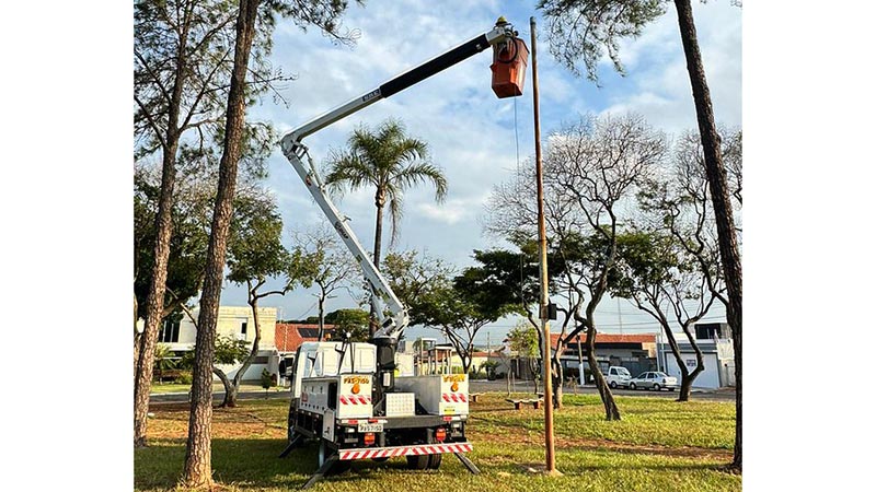 Prefeitura instala iluminação de LED em praça no Werner Plaas