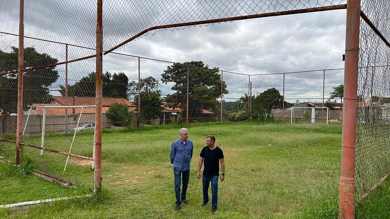 Prefeito Chico autoriza início da construção de society e revitalização de quadra na Praia Azul