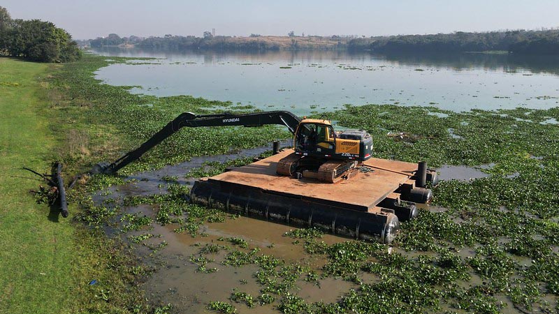 Remoção de plantas aquáticas reduz 97% da área com macrófitas na Represa do Salto Grande