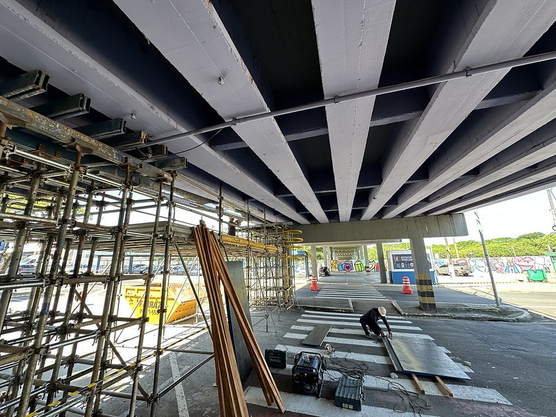 Foto  -  Viaduto Amadeu Elias recebe obras de recuperação estrutural após colisão