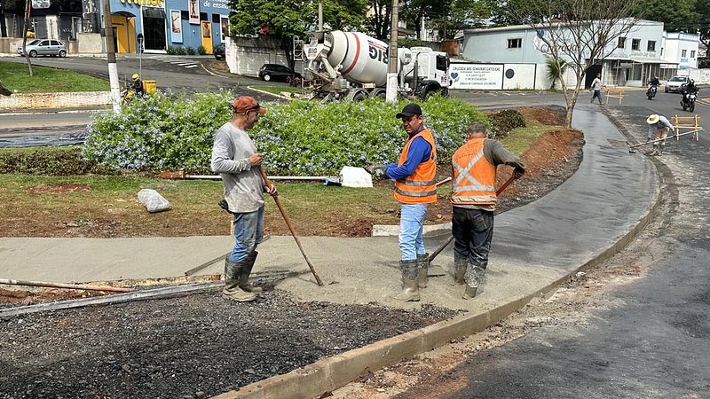Foto  - Obras no Viaduto Centenário avançam com construção de calçada